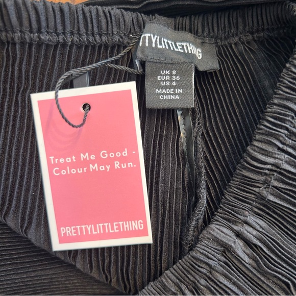 *NWT* PrettyLittleThing Women’s Black Flared Plisse Pants, Size 4 - Picture 11 of 12